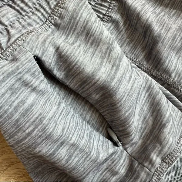 ZYIA Gray Camo Mesh Hidden Zipper Shorts Size Small - Image 9