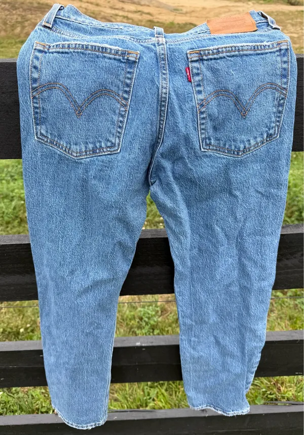 Levi’s Jeans Wedgie Straight Light Wash Distressed Size 26 - Image 9