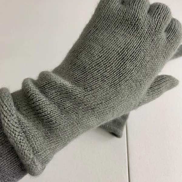 EUC women’s soft knit long foldable medium gray‎ warm winter gloves accessories - Image 3