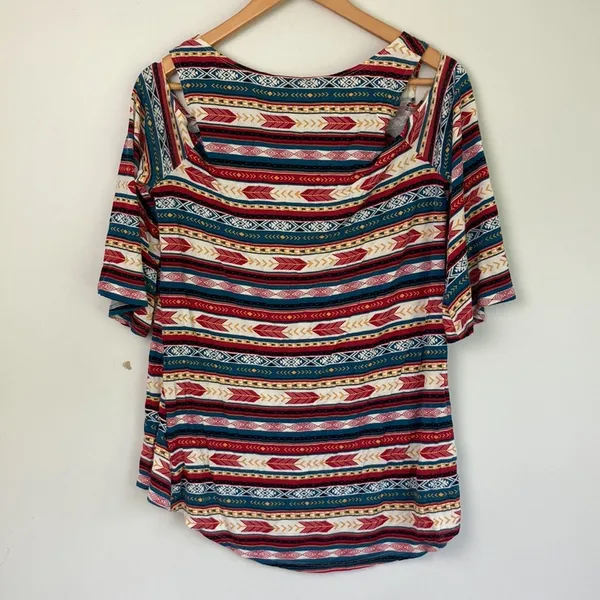 Wrangler | Arrow Print Cold Shoulder top sz M - Image 4