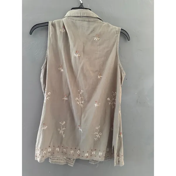 White Stag Vintage Cottage Olive Green‎ Floral Embroidered Sleeveless Button Top - Image 4