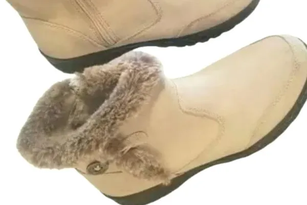 Khumbu faux fur lined leather boot( sticker still on. New ! - Image 2