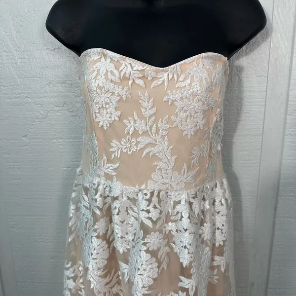 Lulus Beige with White Lace Overlay Strapless Dress Size Medium NWT - Image 6