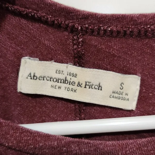 Abercrombie & Fitch Maroon Short Sleeve Spellout Collegiate Tee Shirt Size Small - Image 4