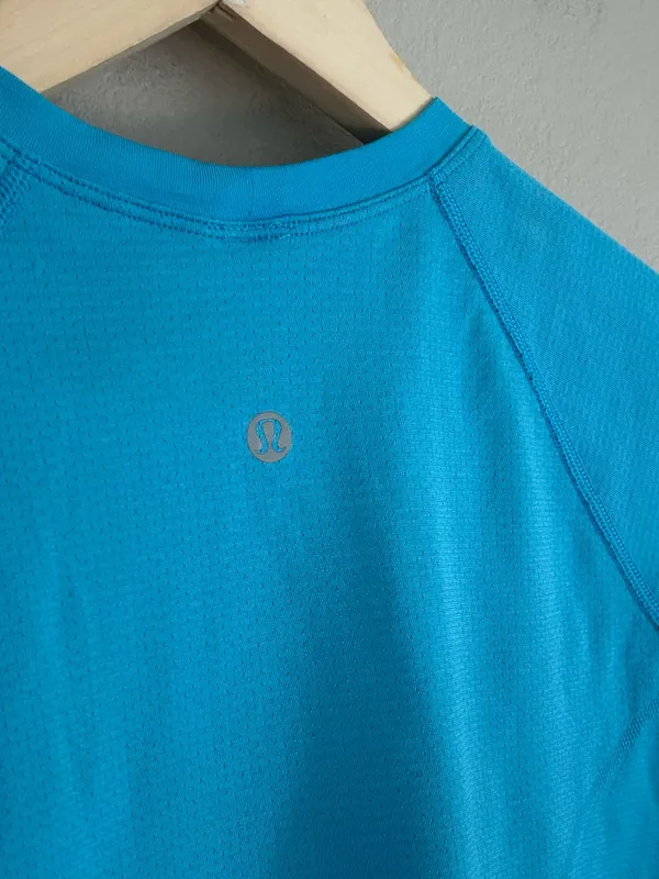 Lululemon Swiftly Tech 2.0 Cropped Shirt turquoise size 8  - Image 4