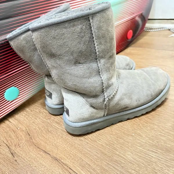 UGG Women's Classic GRAY SUEDE Short Boots Size 8 GUC - Image 2