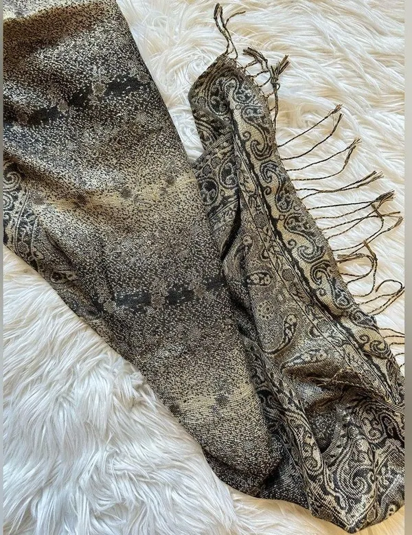 Soft patterned fringe scarf - Image 6