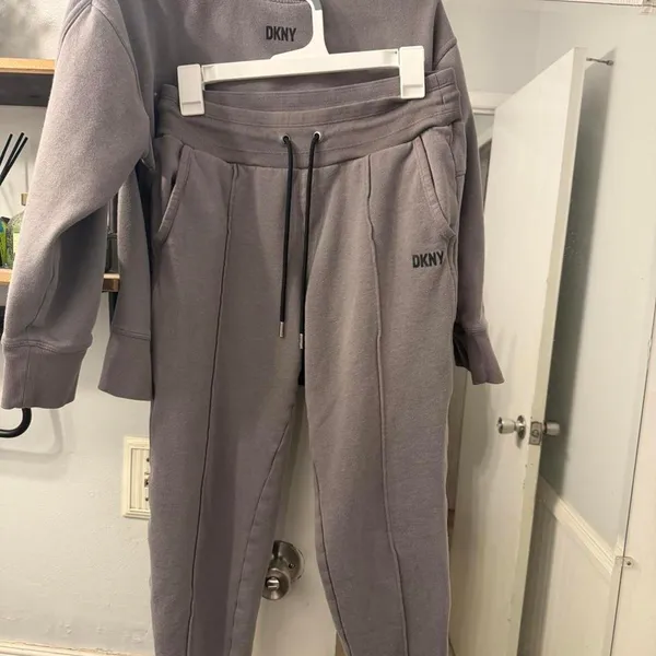Dkny Women's Grey and Purple Sweatshirt - Image 2