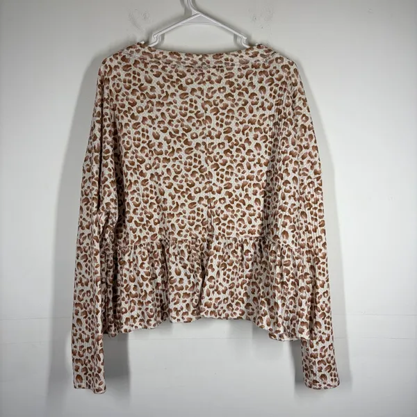 Pink Lily Leopard Waffle Knit Top Size Medium - Image 2