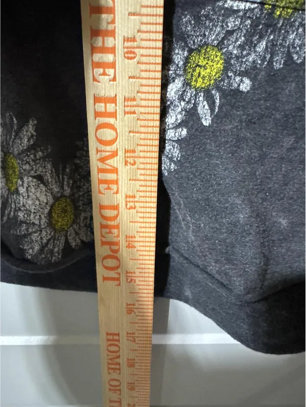 Well Worn Daisy Heart Crop Tee Black Gray Y2K Graphic Size M - Image 4