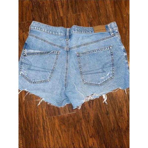 Women’s American Eagle light wash 90s boyfriend short distressed raw hem - Image 4