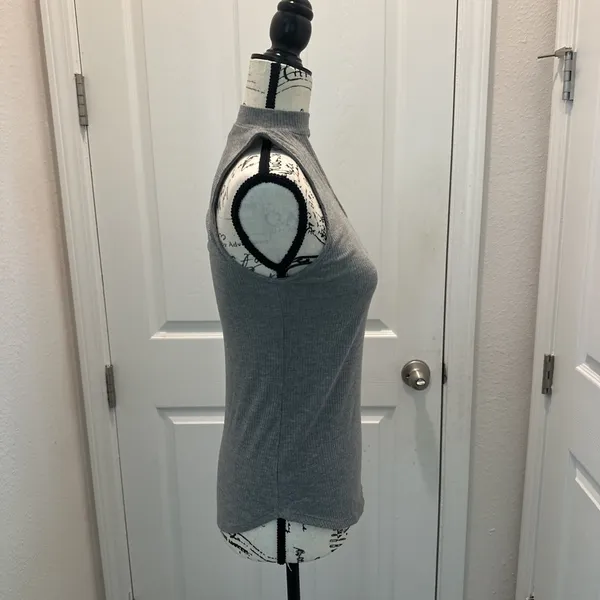 Rock & Republic Women's Gray Ribbed Keyhole Mock Neck Tank Top - Image 4
