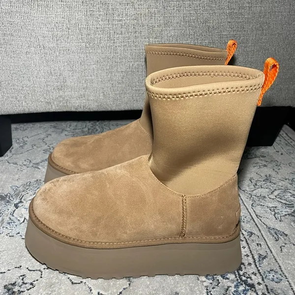 UGG Classic Dipper Boot in Chestnut - Image 9