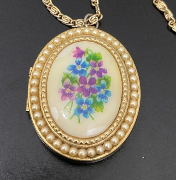 Vintage AVON Gold-tone Oval Floral Faux Pearl Locket Pendant 24” Necklace 33g - Image 4
