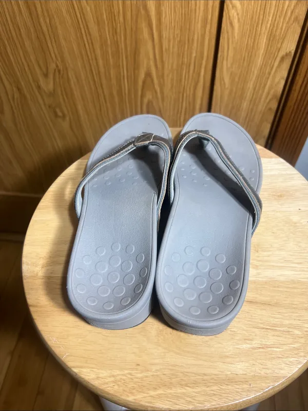 Vionic Silver Gray Thong Sandals - Image 3