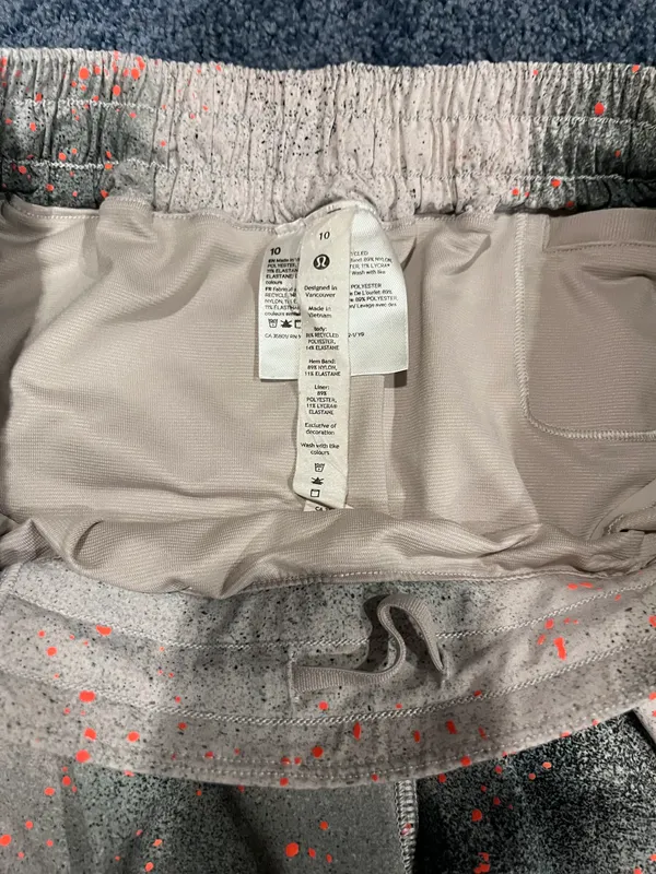 Lululemon Patterned Hotty Hot 2.5” Shorts - Image 3
