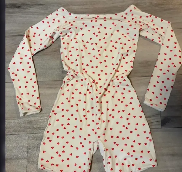 SKIMS fits everybody open back onesie Color ruby heart print - Image 2