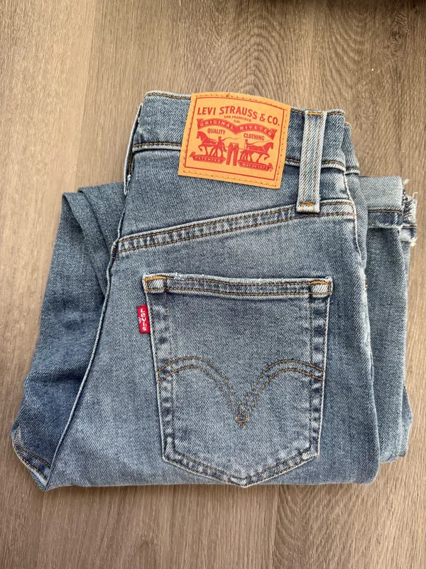 Levi’s Mom Jeans High-Rise - Image 6