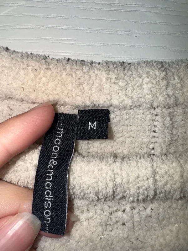 White moon & Madison Cable-Knit Crewneck cropped Sweater - Image 2