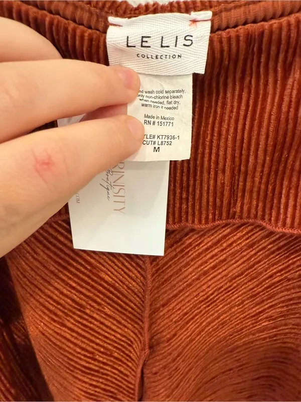 Le Lis Rust Ribbed Velvet Off Shoulder Long Sleeve Top NWT Medium - Image 3