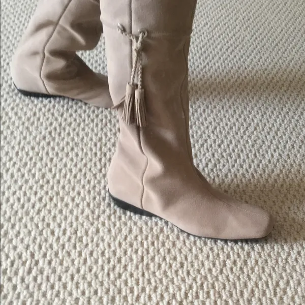 Great pair of suede boots. BNWT. Size 7.5 - Image 3