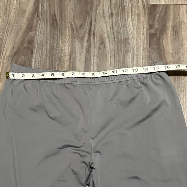 Elegant Women's Light Gray Pajama Set Size XL - Image 7