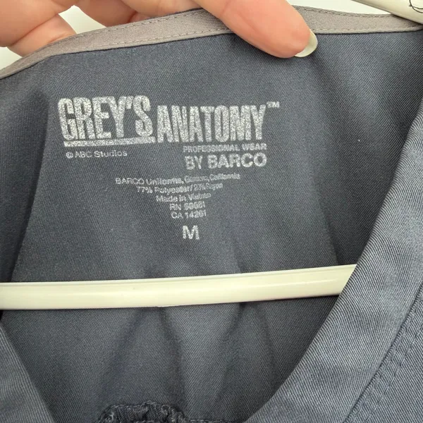 Greys Anatomy Scrub Top Womens Medium Grey V-Neck Back Barco Flaws Shown - Image 4