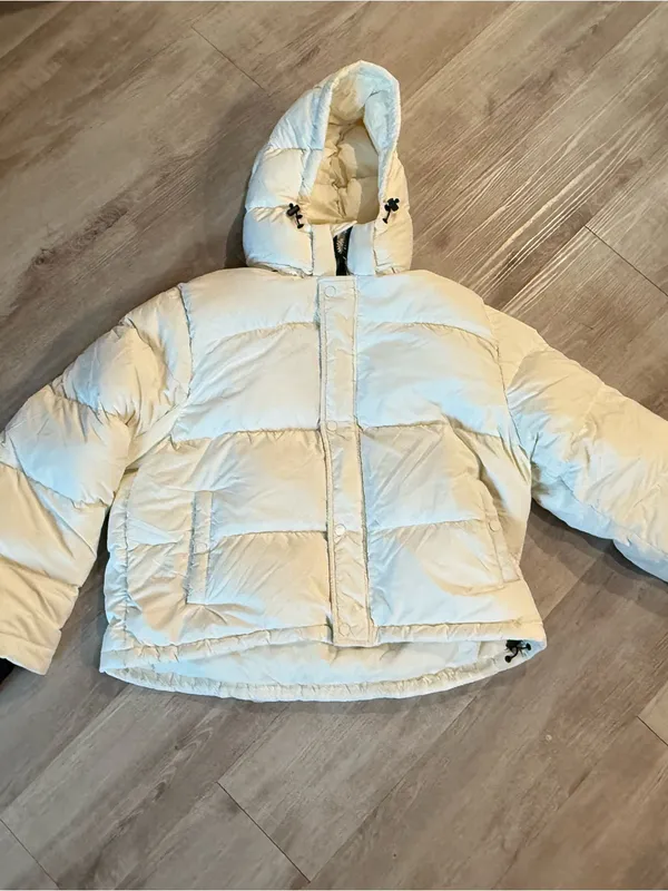 Aritzia Super Puff Shorty in Crème Size XL - Image 2