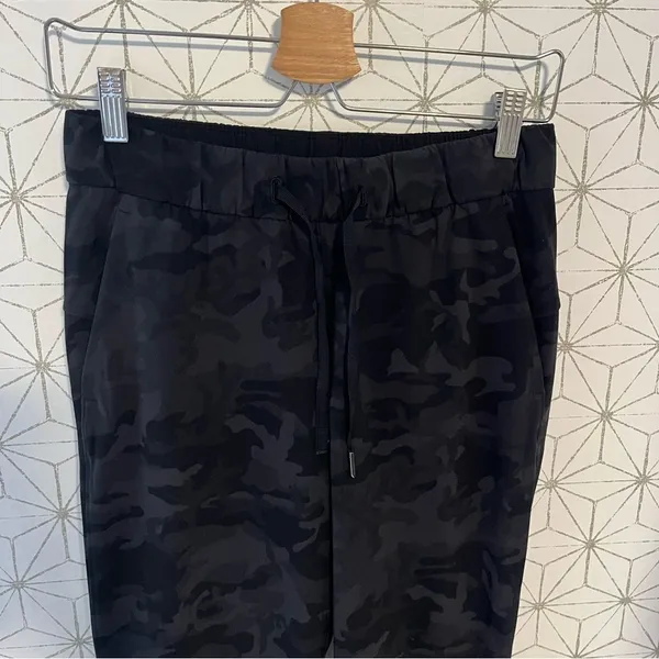 Lululemon On the Fly 7/8 Pant Black Camo - Image 3