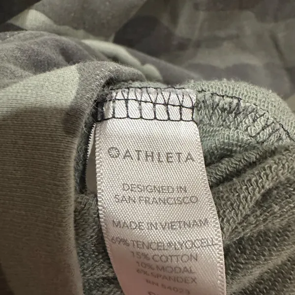 Athleta Women's Gray Camouflage Long Sleeve Tee - Image 4