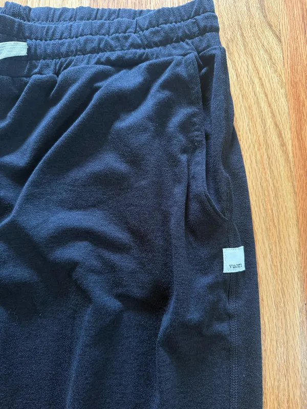 Vuori size medium joggers black  - Image 3