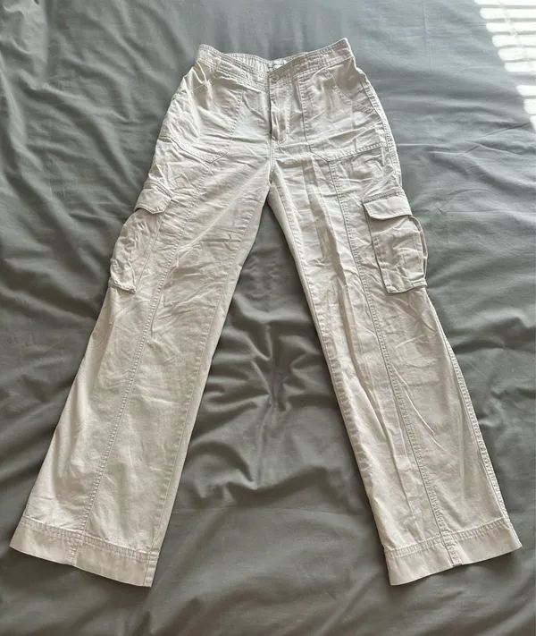 Abercrombie Women's Cream Relaxed Cargo Pants - Image 5
