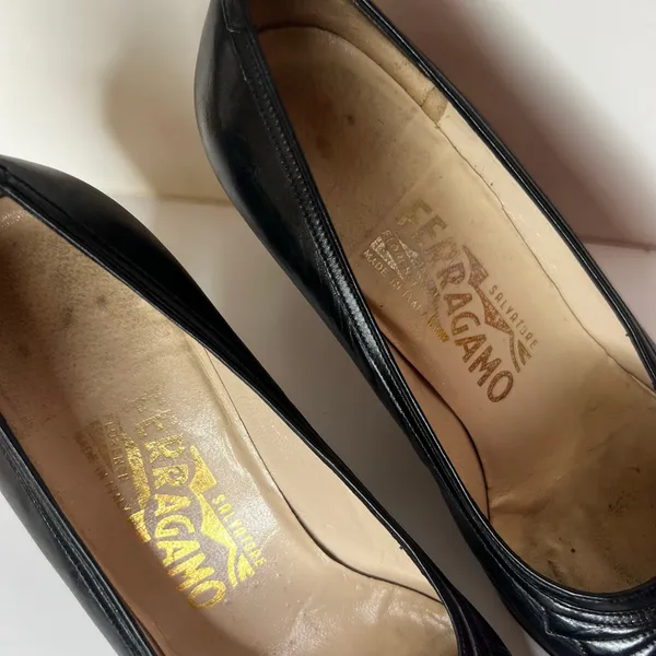 Salvatore Ferragamo VTG Vintage black leather pumps 6.5 B Narrow Florence Italy - Image 4