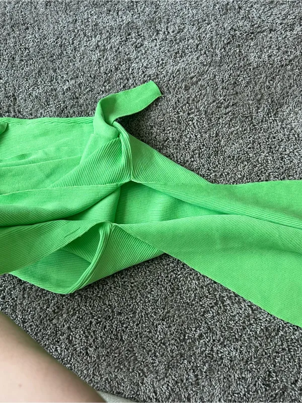 Sleeveless V-Neck Tie-Waist Green Knit Dress - Image 4