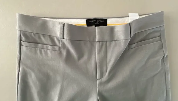 Banana Republic | ladies Sloan Fit cropped pants. Size: 6 - Image 8