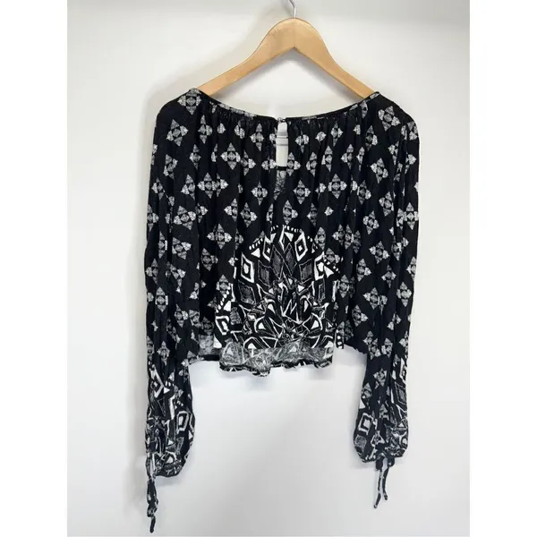 Free People Cropped‎ Top Washed Black Dazed Print Size Small Jersey Long Sleeve - Image 4