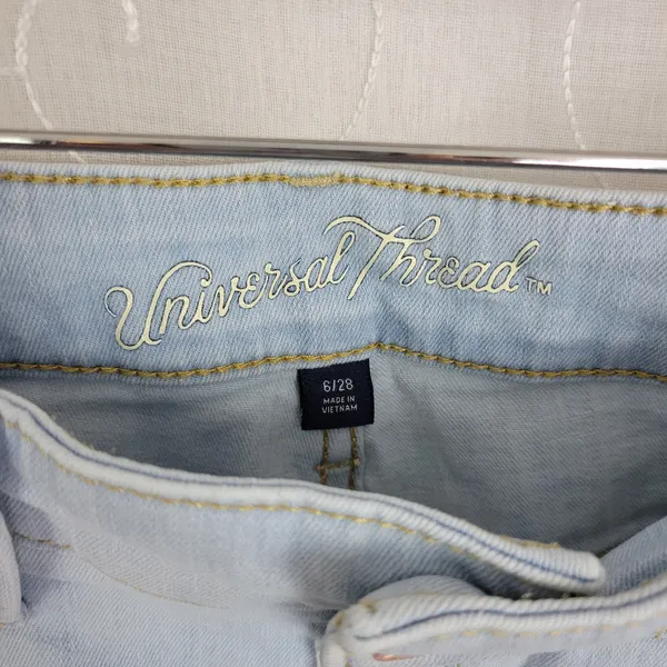 Universal Thread Denim Shorts Sz 6 Light Blue High Rise Midi Button Fly Fray Hem - Image 6