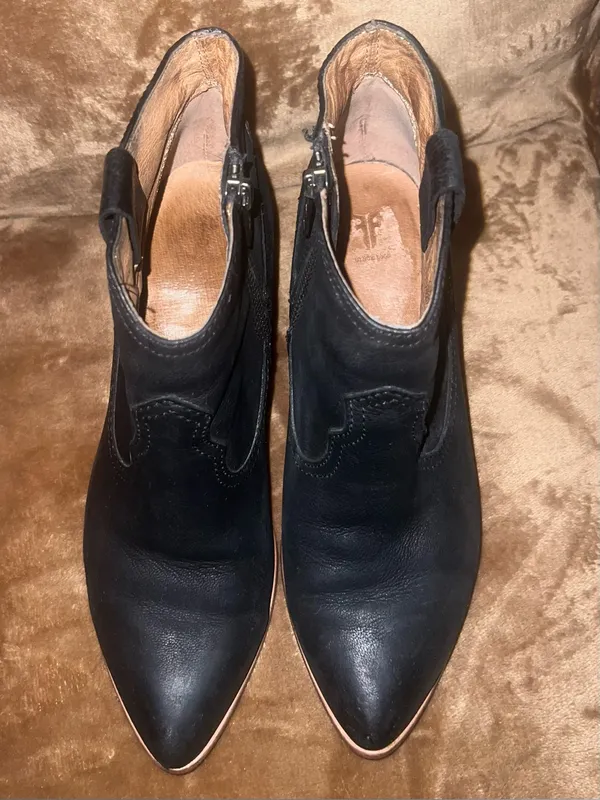 Frye Reina Ankle Boot Women 7.5 Black Leather Heels Pointed Toe Western Side Zip - Image 5