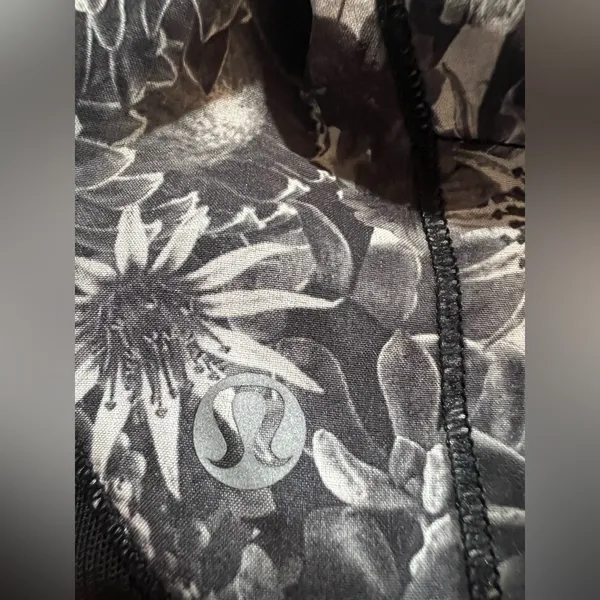 Lululemon Hotty Hot Short Flowabunga Black Angel Wing / Black. Size 8 - Image 8
