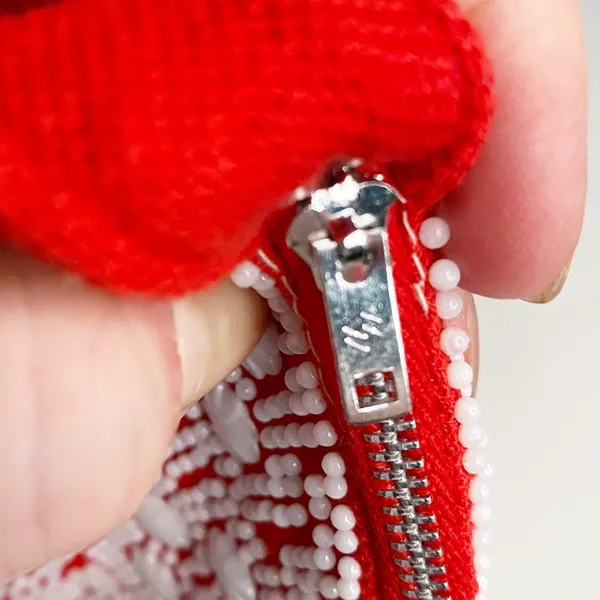 VINTAGE RED AND WHITE BEADED SHOULDER BAG - EARLY 80’s. - Image 5