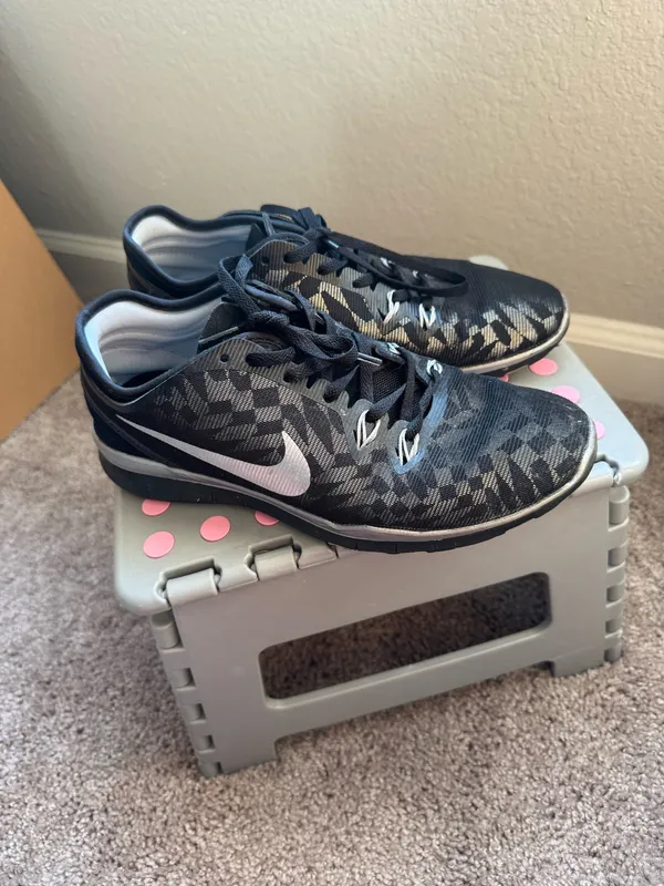 Nike Running Shoes Silver and Black Size 7 - Image 4