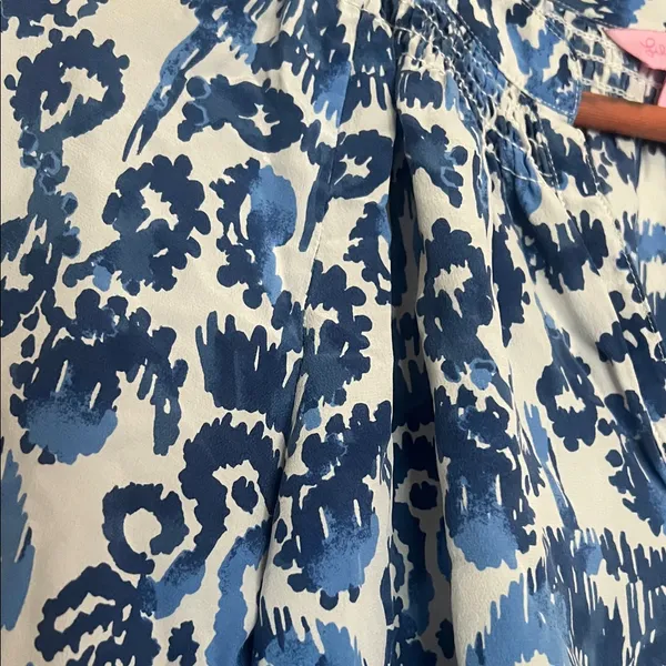 Lilly Pulitzer with Flaws Med  Blue and White Patterned Blouse - Image 6