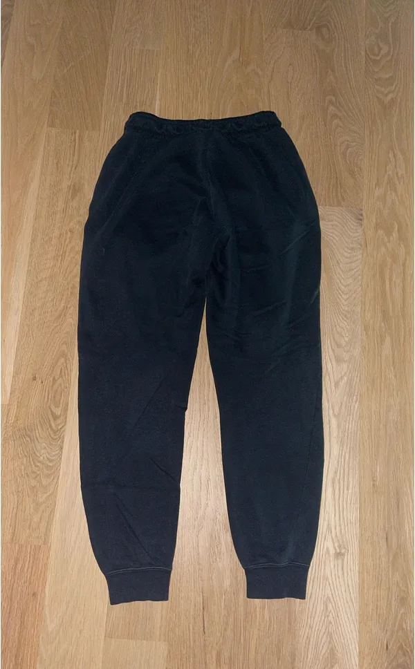 Nike Sportswear Essential Women’s Fleece Sweatpants - Image 2