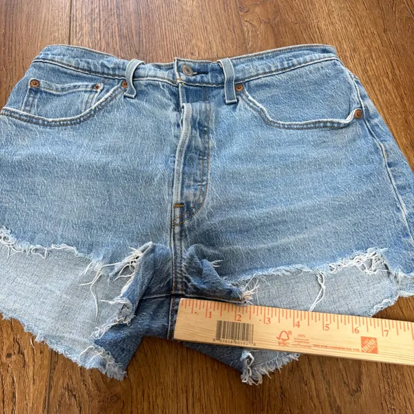Levi's 501 Distressed Denim Cut Off Jean Shorts Cotton Women 30 light‎ wash - Image 3