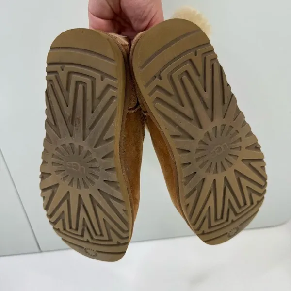 Ugg Classic Bailey Boots with Buttons‎ Size 7 - Image 4