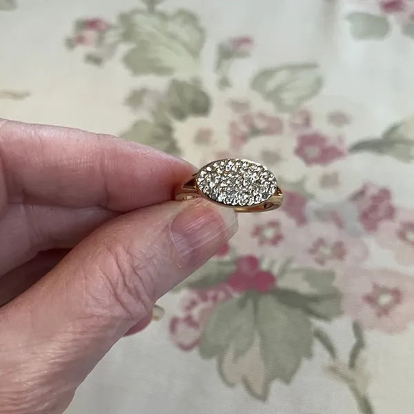 Avon Elegant Gold Tone and rhinestone Women's Ring - Image 3
