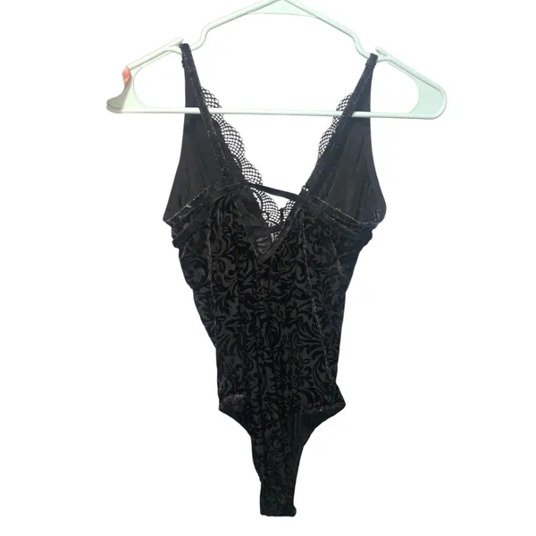 Ambrielle Black Mesh Lace-Trimmed Velvet Bodysuit Thong - Image 4
