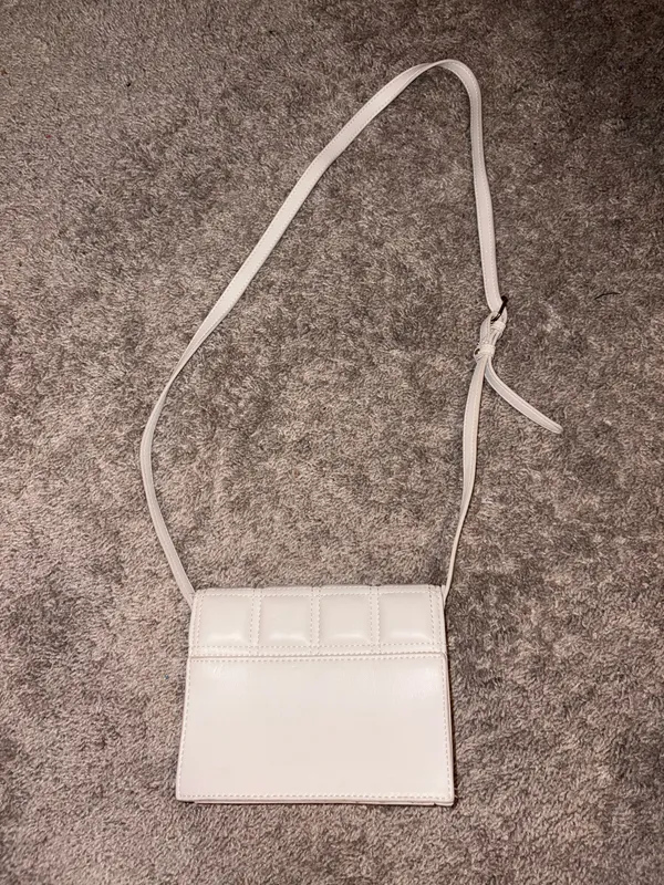 Off white quilted cross body purse - Image 3