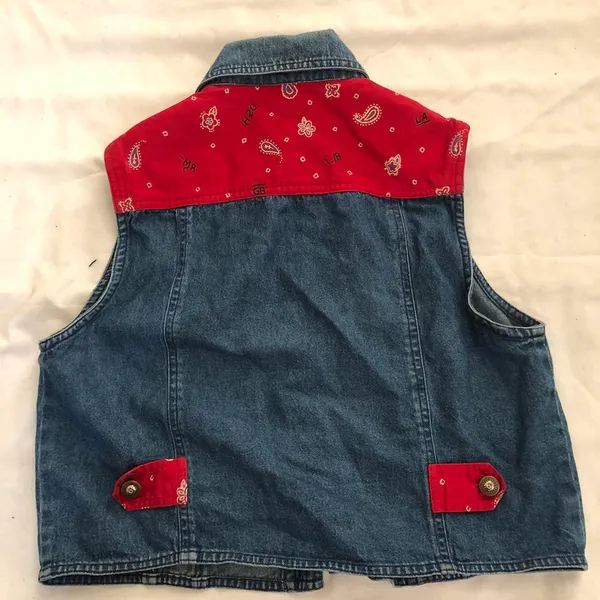 90s Sun River Red blue western cowgirl denim vest jacket with paisley bandana print and pockets #cottagecore #biker #Y2K #streetwear - Image 2