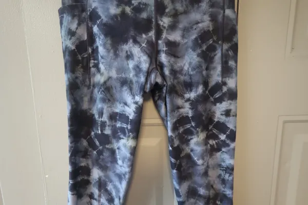Athleta tie dye leggings Salutation Stash Pocket Tight Leggings Workout Stretch in blue size small. - Image 6